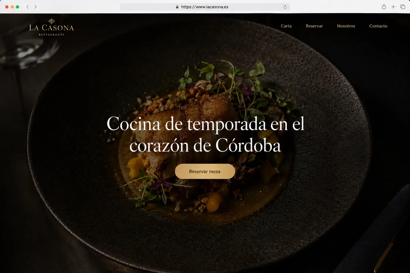 Diseño de concepto para restaurante de alta cocina: portada cinematográfica con un plato y llamada a reservar mesa.