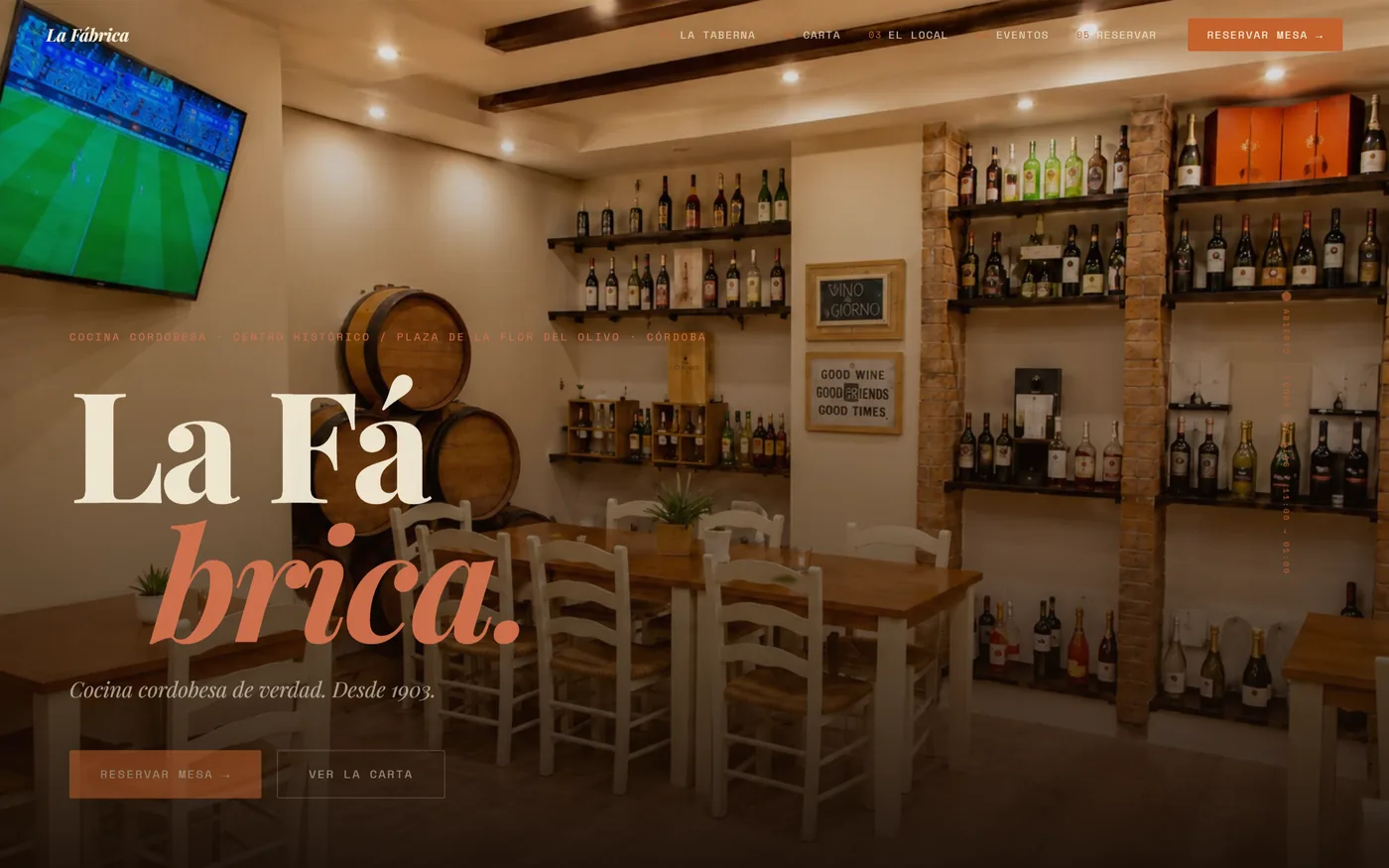 Portada de la web de Taberna La Fábrica: el interior de la taberna con barricas y estanterías de vino, y el rótulo «La Fábrica» sobre la imagen.